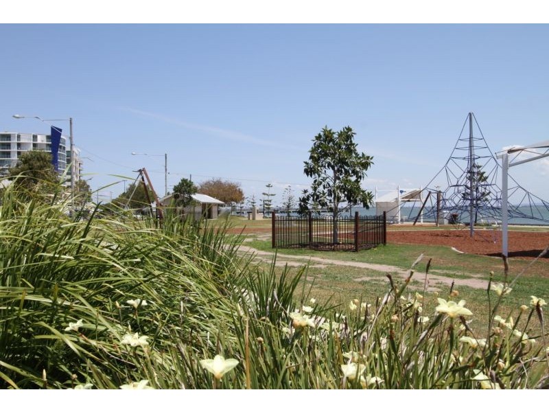 13-17 Caroline St, Woody Point QLD 4019