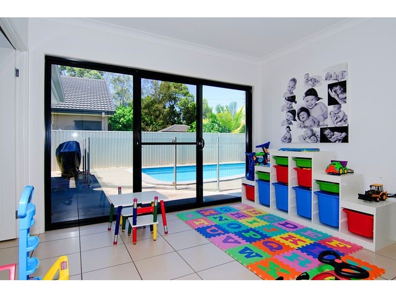 17 The Close, Helensvale QLD 4212