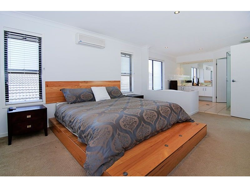 17 The Close, Helensvale QLD 4212