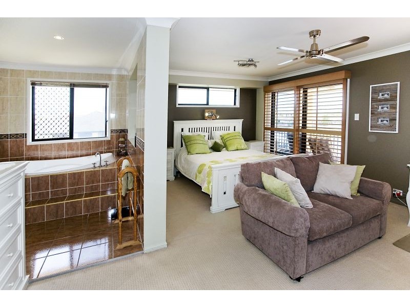 18 Aurora Place, Newport QLD 4020