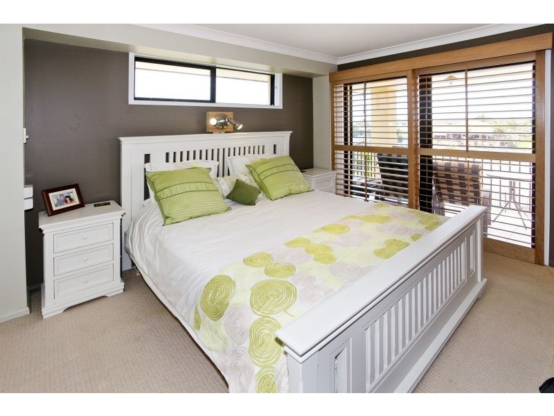 18 Aurora Place, Newport QLD 4020