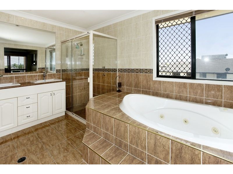 18 Aurora Place, Newport QLD 4020