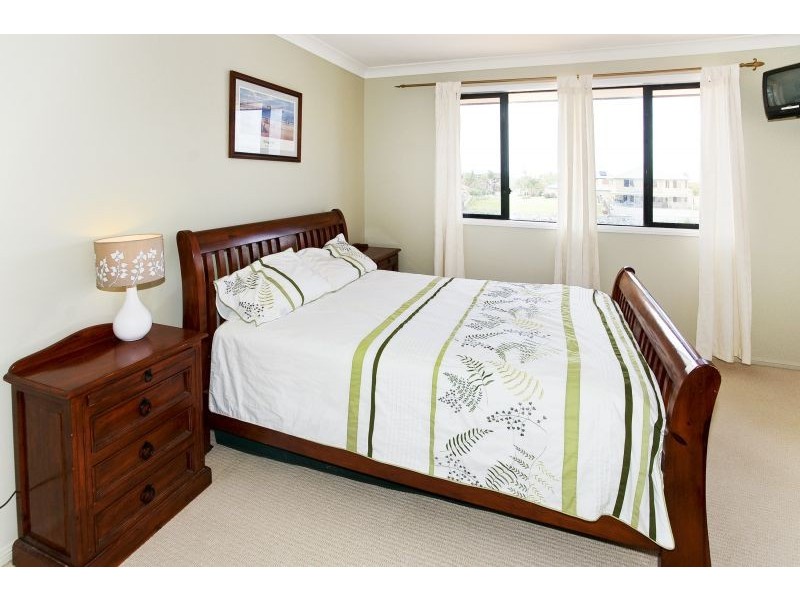 18 Aurora Place, Newport QLD 4020