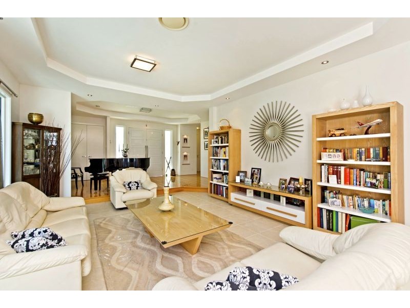 3129 Riverleigh Drive, Hope Island QLD 4212