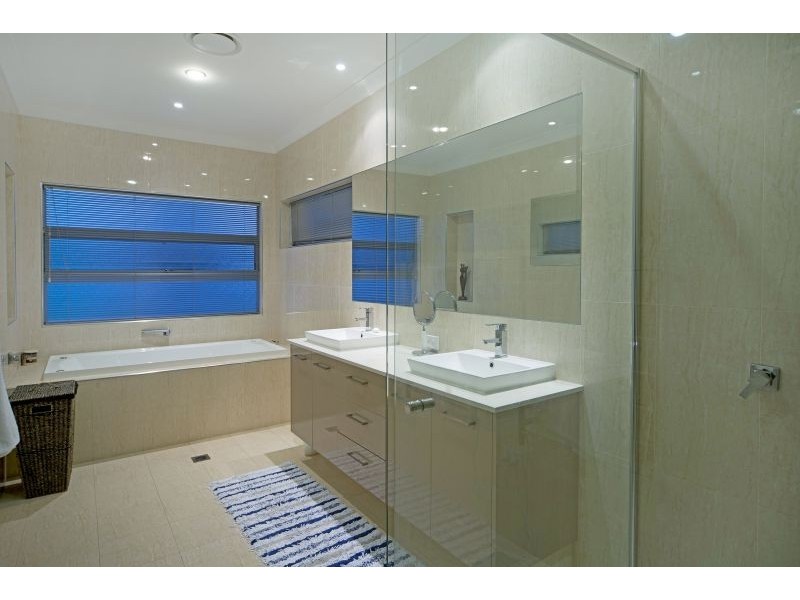 9103 Peter Senior Dr, Hope Island QLD 4212