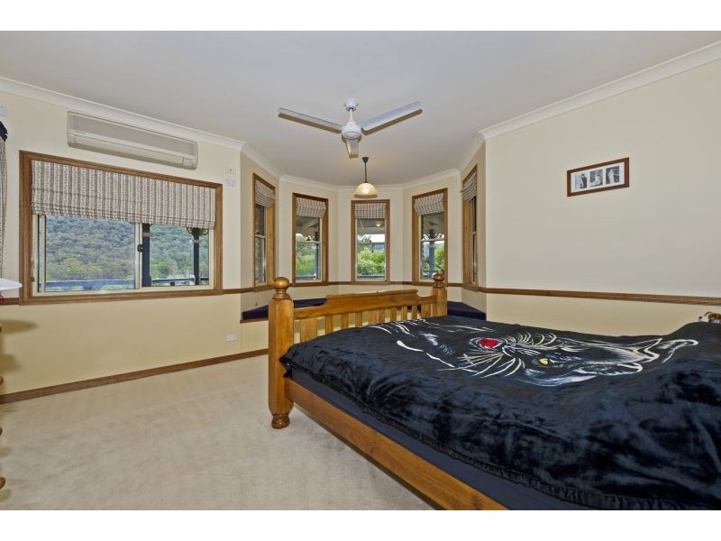 118 Crest Hill Dr, Wongawallan QLD 4210
