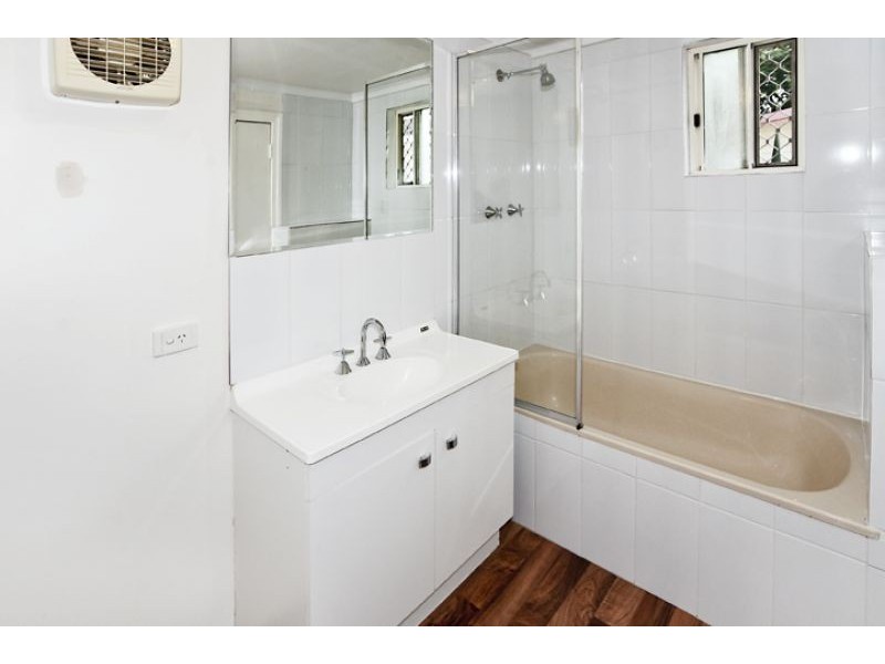 6 Caroline Street, Woody Point QLD 4019