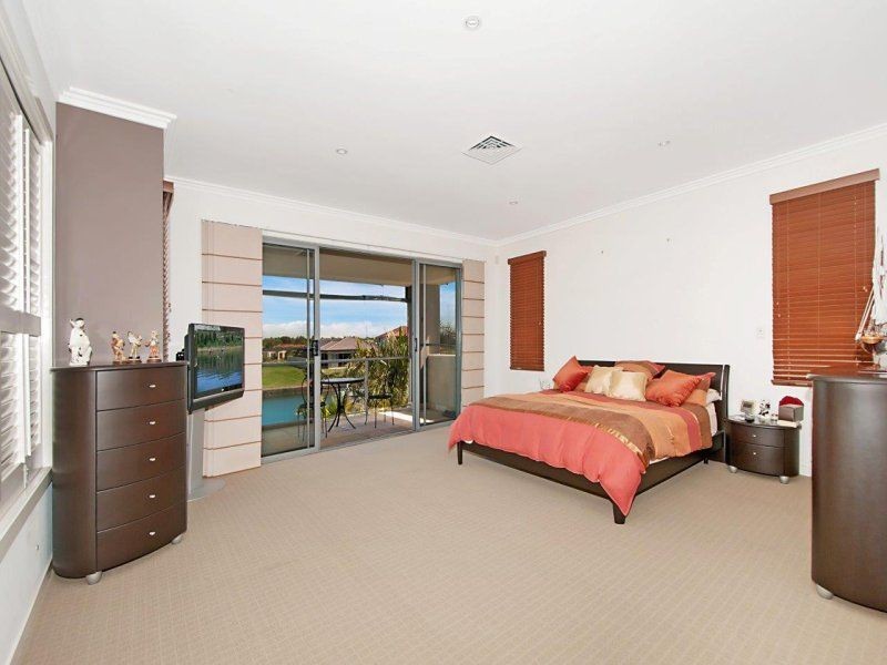 2302 Belmont Court East, Hope Island QLD 4212