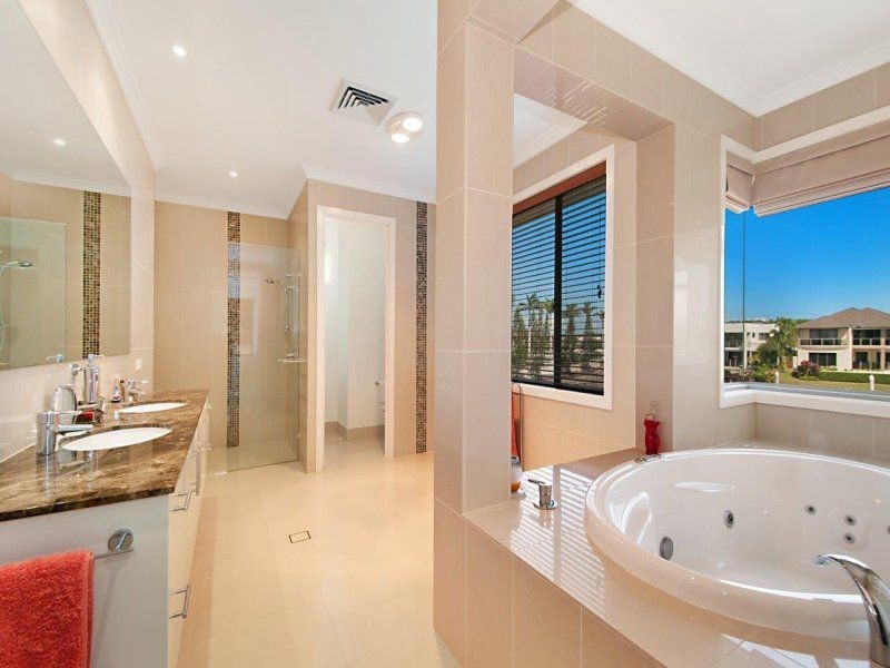 2302 Belmont Court East, Hope Island QLD 4212