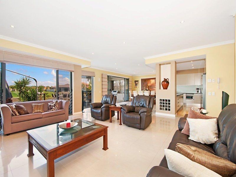 2302 Belmont Court East, Hope Island QLD 4212