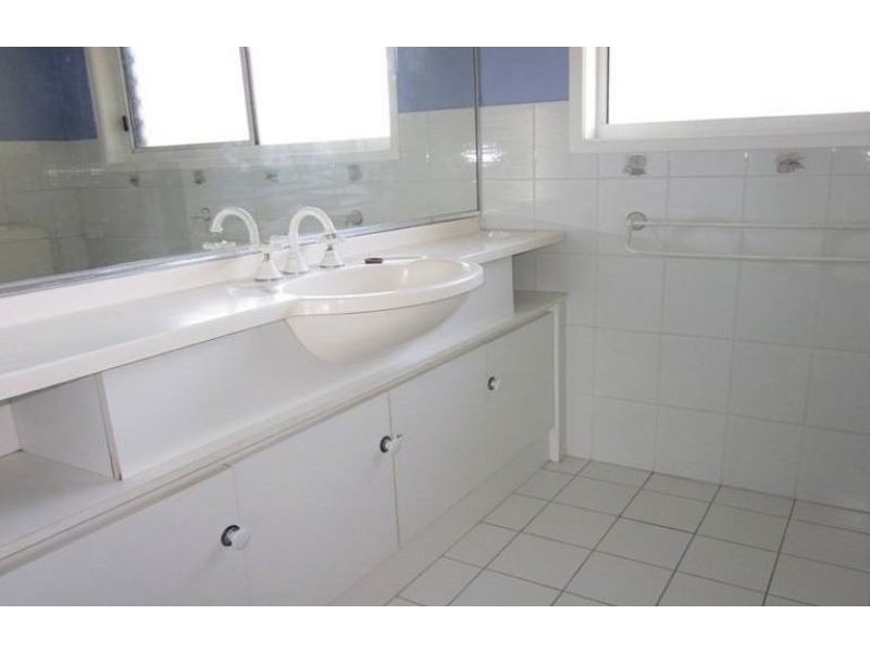 5 Launch Road, Mermaid Waters QLD 4218