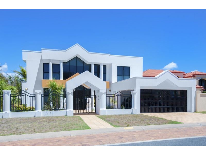 32 The Peninsula, Sovereign Islands QLD 4216