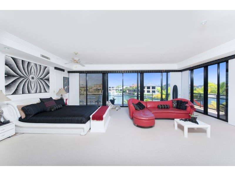 32 The Peninsula, Sovereign Islands QLD 4216