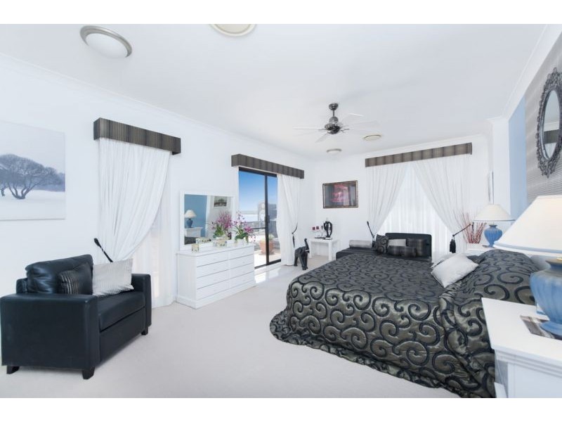 32 The Peninsula, Sovereign Islands QLD 4216