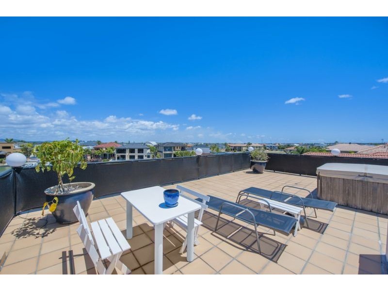 32 The Peninsula, Sovereign Islands QLD 4216