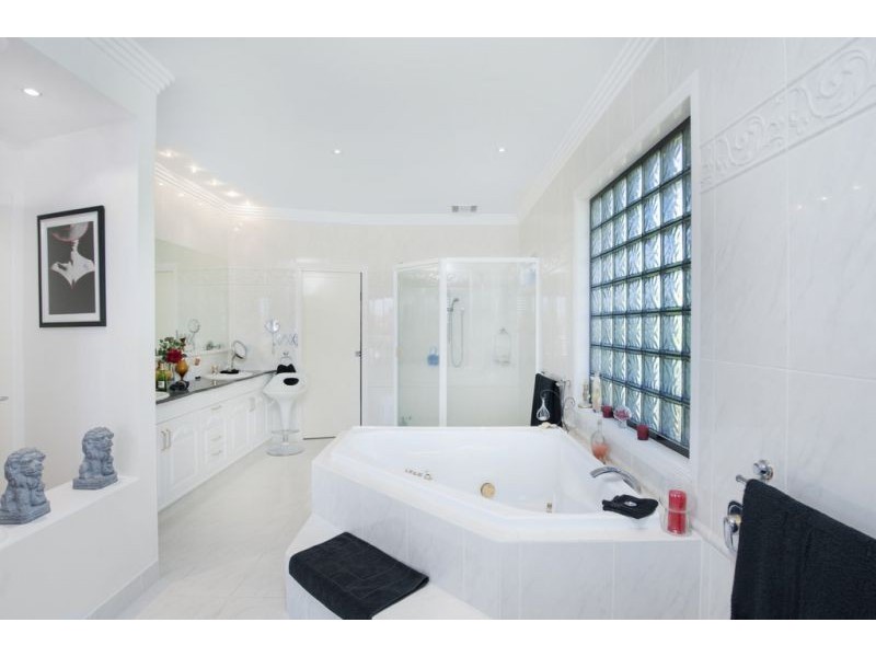 32 The Peninsula, Sovereign Islands QLD 4216