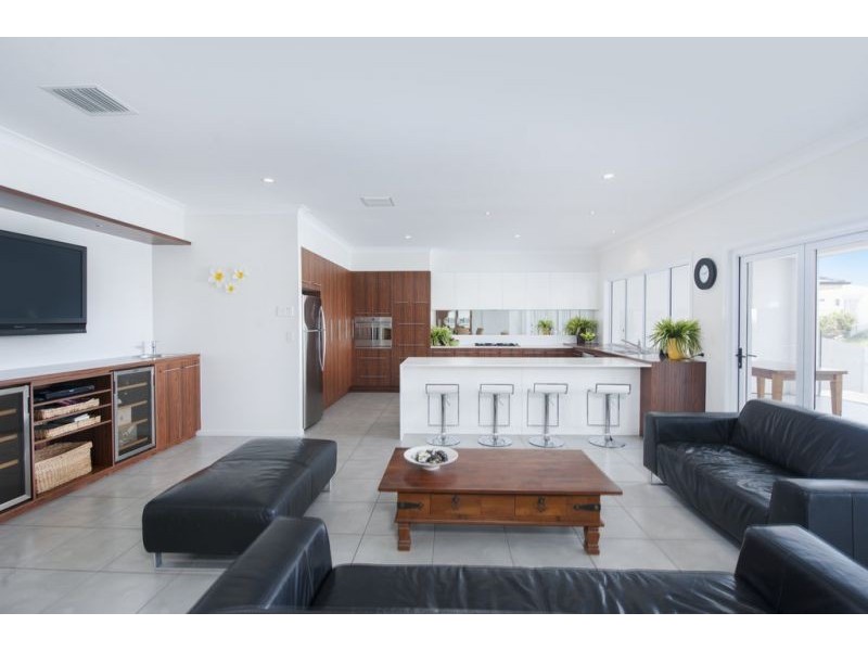 11 Ferrymans Ct, Helensvale QLD 4212