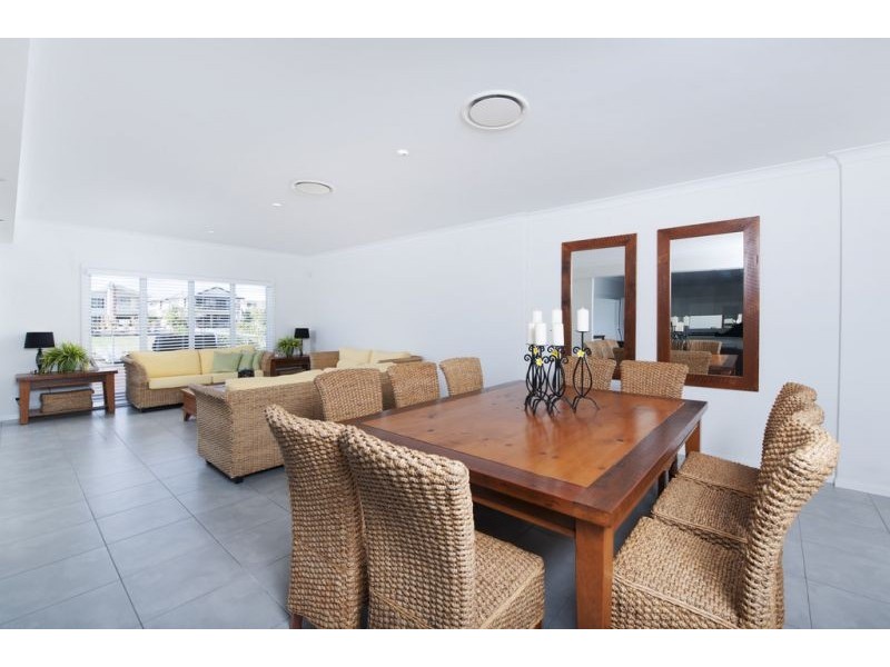 11 Ferrymans Ct, Helensvale QLD 4212