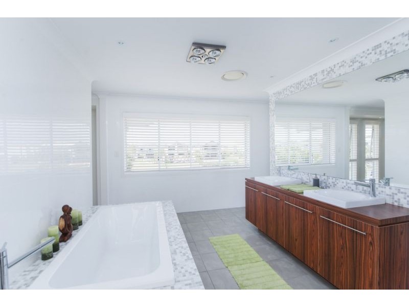 11 Ferrymans Ct, Helensvale QLD 4212
