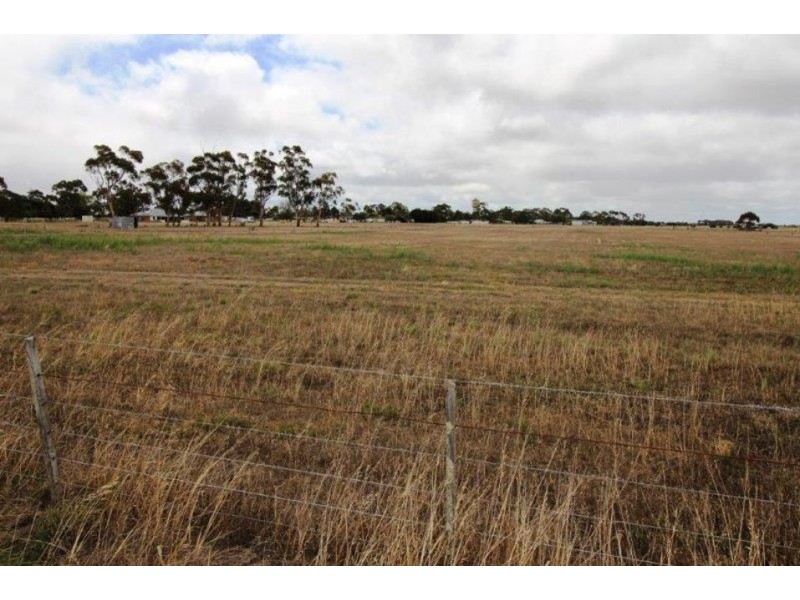 15 Forrest Street & 9 Old Station Street, Cressy VIC 3322