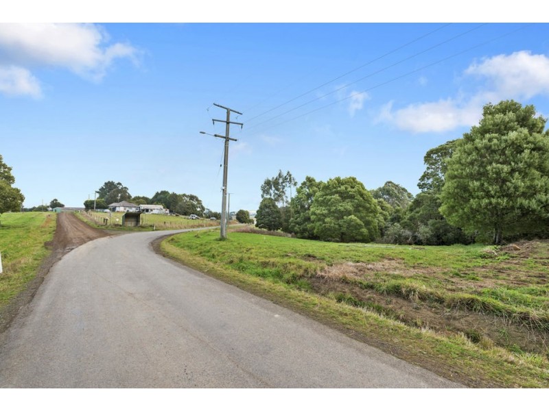 18 Dehnerts Track, Beech Forest VIC 3237
