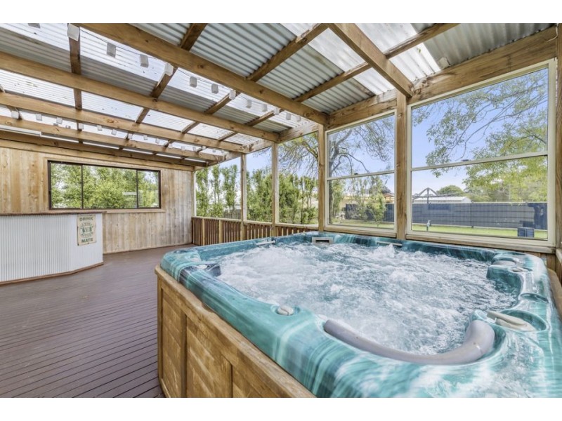 4 Princetown Rd, Simpson VIC 3266