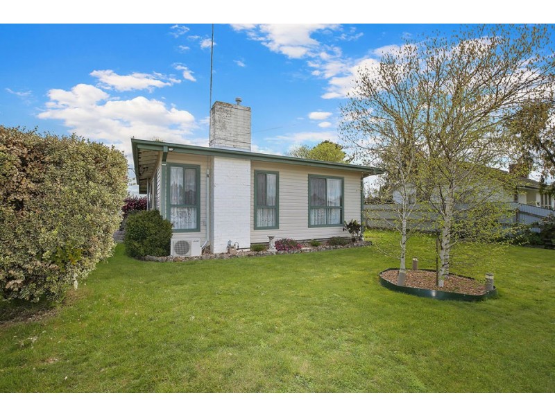 12 Churchill Square, Colac VIC 3250