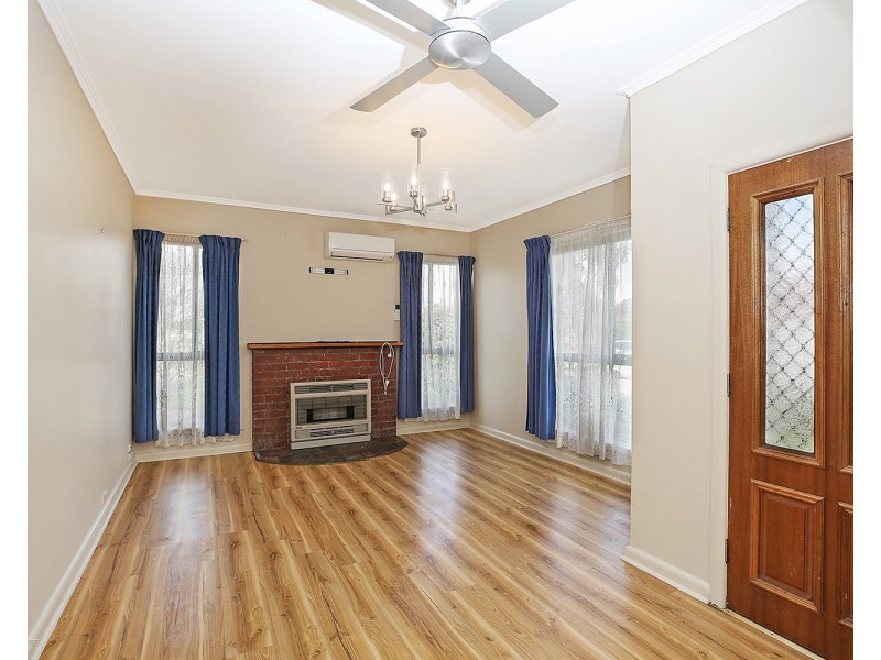 12 Churchill Square, Colac VIC 3250