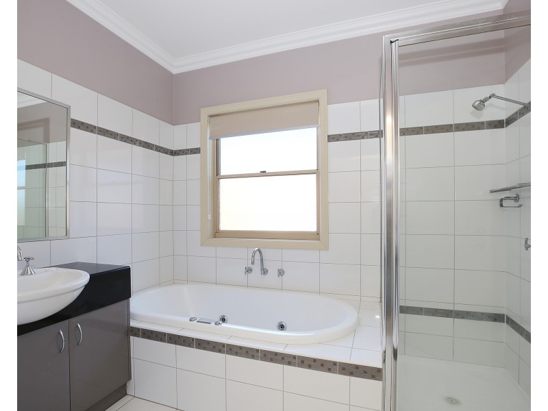 284 Sinclair St S, Elliminyt VIC 3250