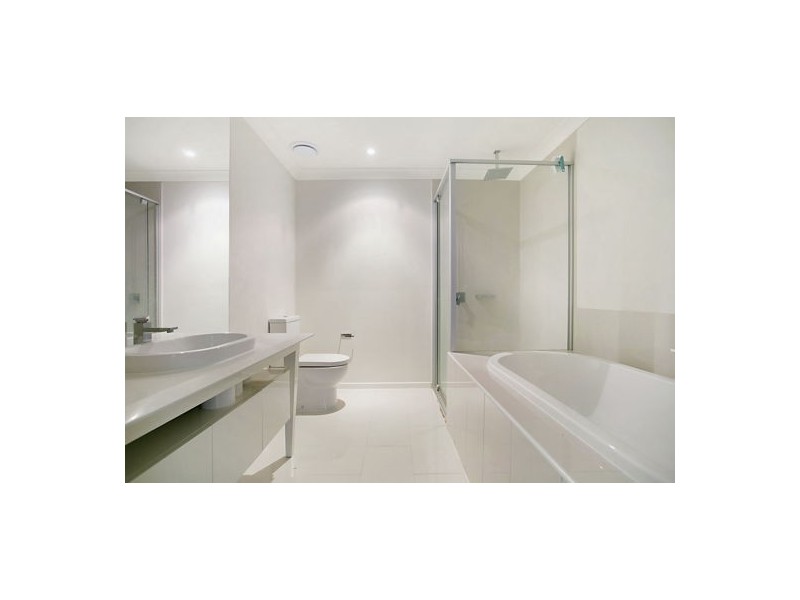 40 EASTHILL DR, Robina QLD 4226