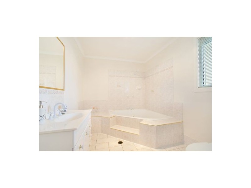 4 Jade Stone Crt, Carrara QLD 4211