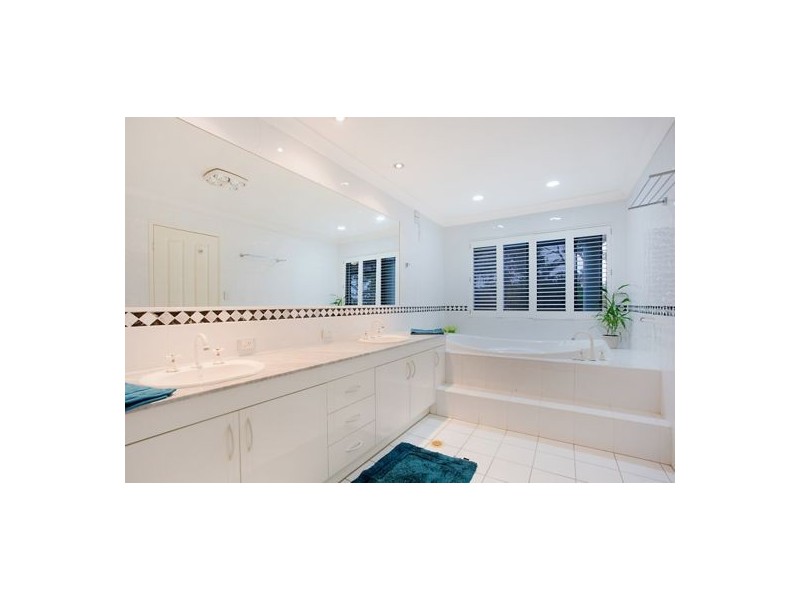 Villa 4 Portsmouth 125 Santa Cruz Boulevard, Clear Island Waters QLD 4226