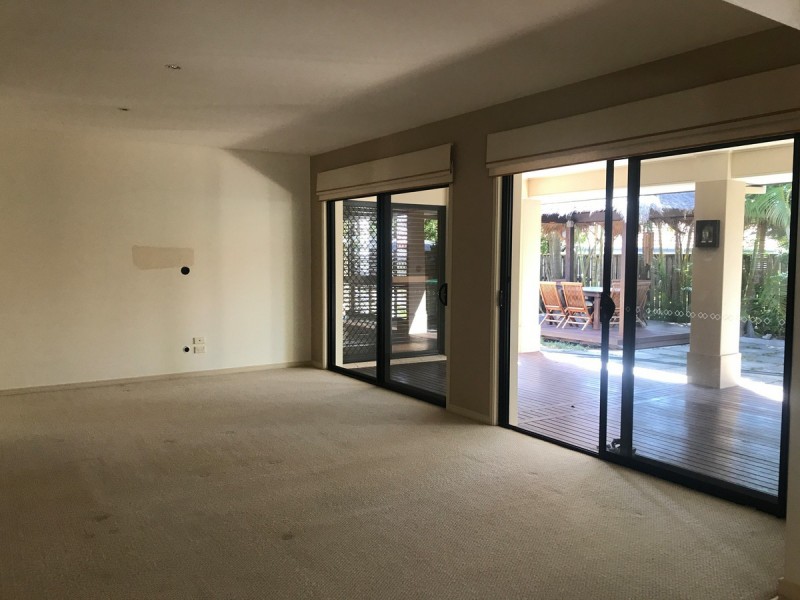 16 Straite Drive, Robina QLD 4226