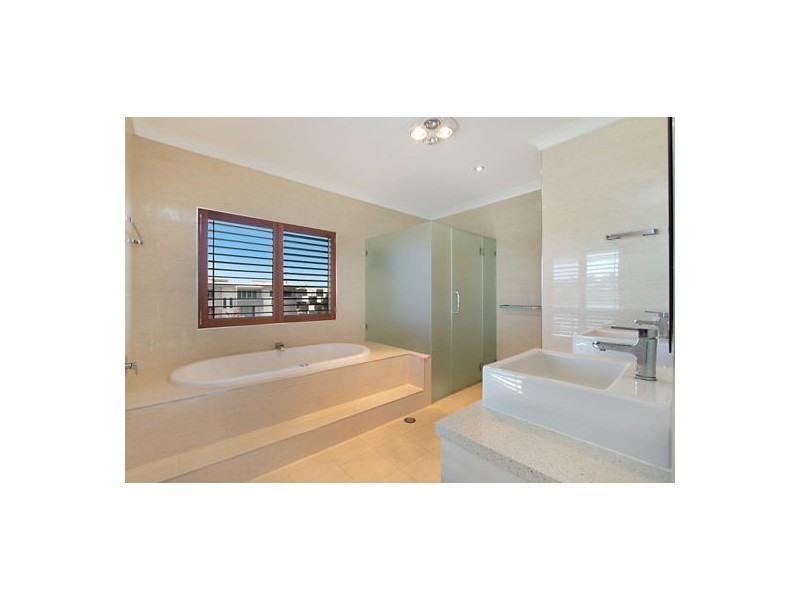 5 Elizabeth Crescent, Varsity Lakes QLD 4227