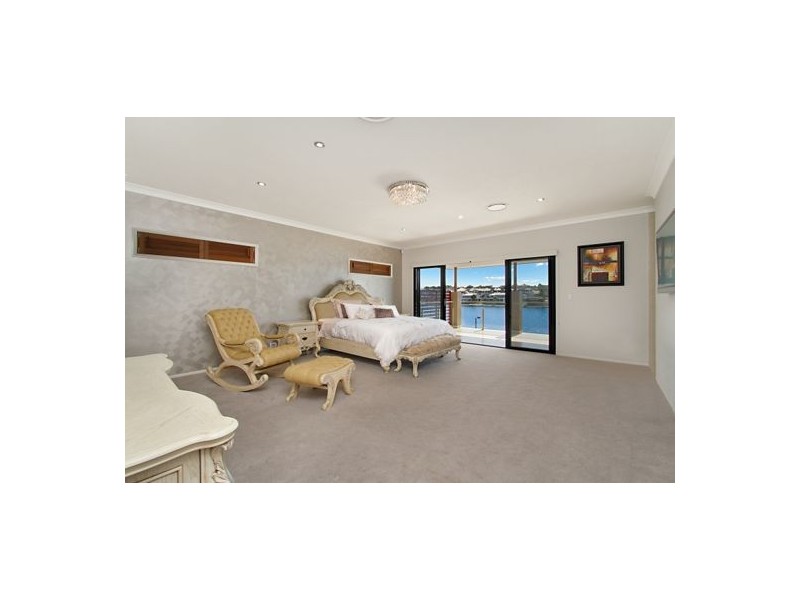 5 Elizabeth Crescent, Varsity Lakes QLD 4227