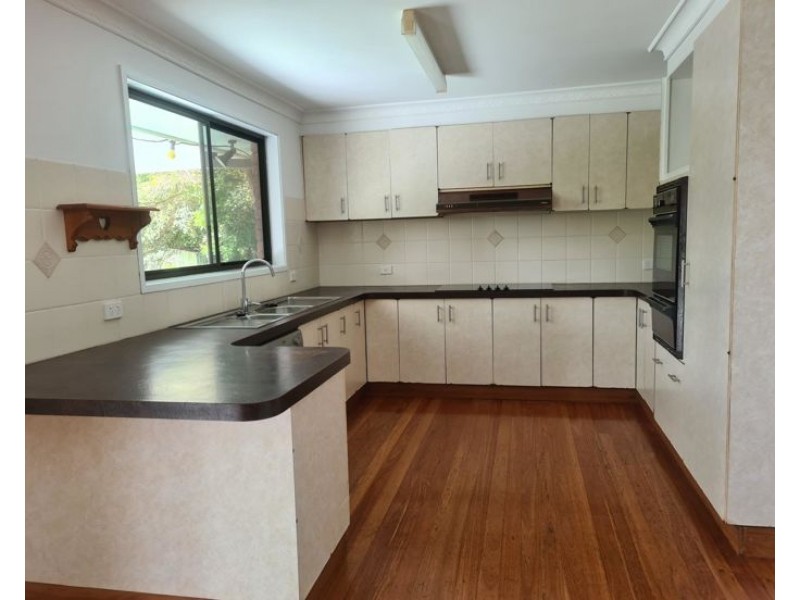 6 Manor Cr, Chilcotts Grass NSW 2480