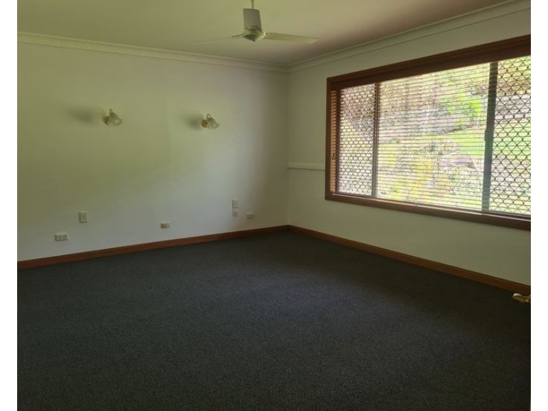 6 Manor Cr, Chilcotts Grass NSW 2480