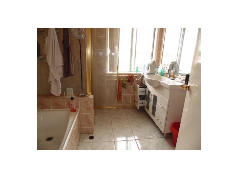 27 Tatani Ave, Green Valley NSW 2168