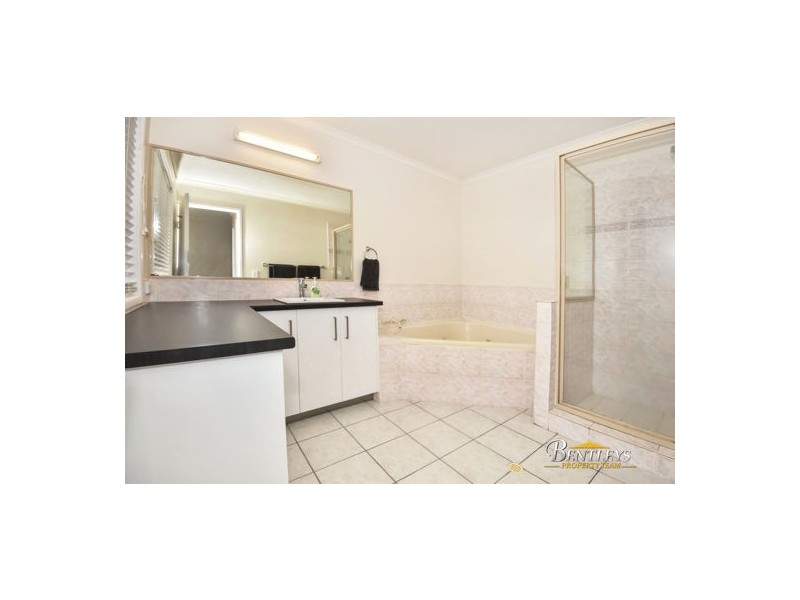 41 Lakeshore Place, Little Mountain QLD 4551