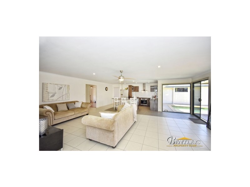 7 Water Side Place, Little Mountain QLD 4551