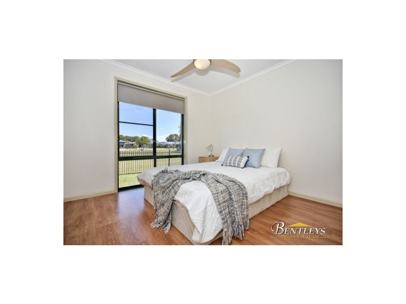 7 Water Side Place, Little Mountain QLD 4551