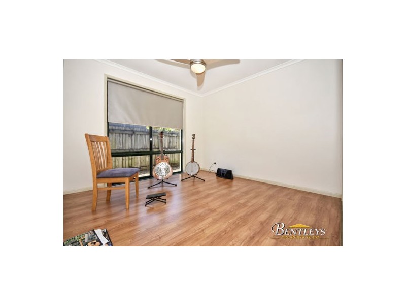 7 Water Side Place, Little Mountain QLD 4551