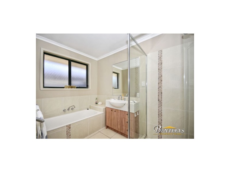 7 Water Side Place, Little Mountain QLD 4551