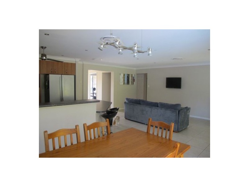 11 Maddock Ave, Mooloolah Valley QLD 4553