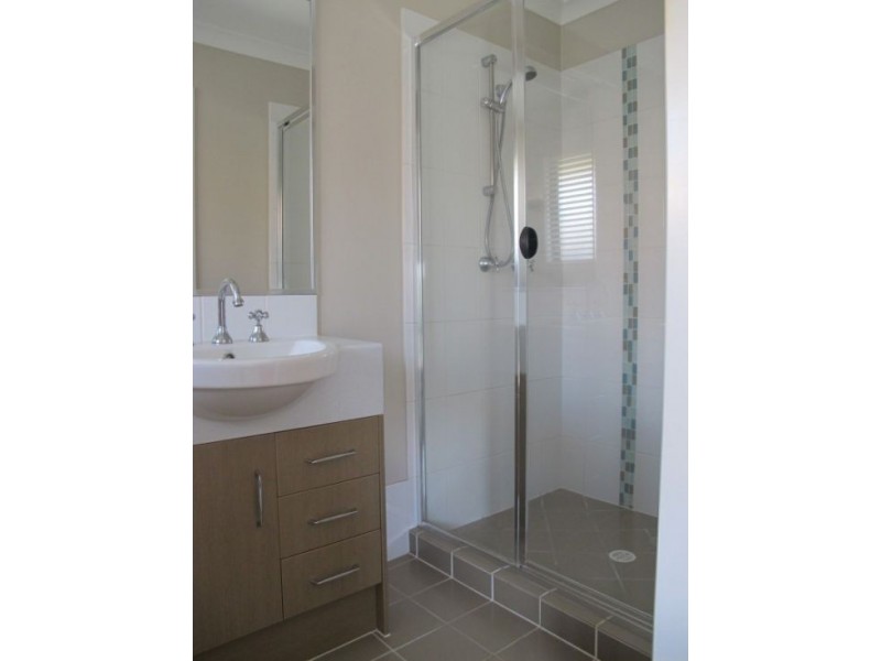 11 Maddock Ave, Mooloolah Valley QLD 4553