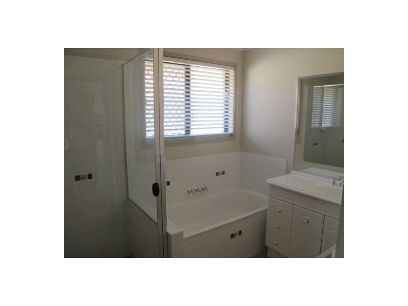 27 Maddock Ave, Mooloolah Valley QLD 4553