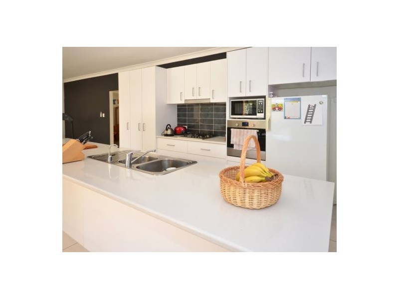 7 Songbird Place, Mooloolah Valley QLD 4553