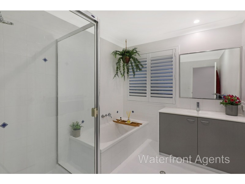 33 Bahamas Circuit, Kawana Island QLD 4575