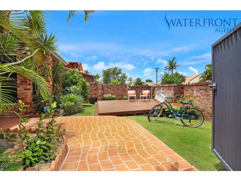 8 Carwoola Crescent, Mooloolaba QLD 4557