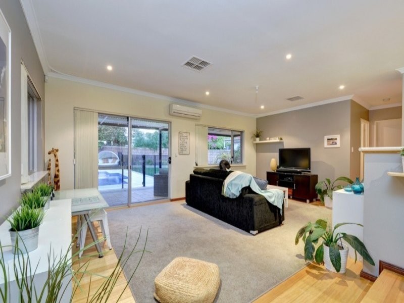 18 Stanford Road, Kallaroo WA 6025